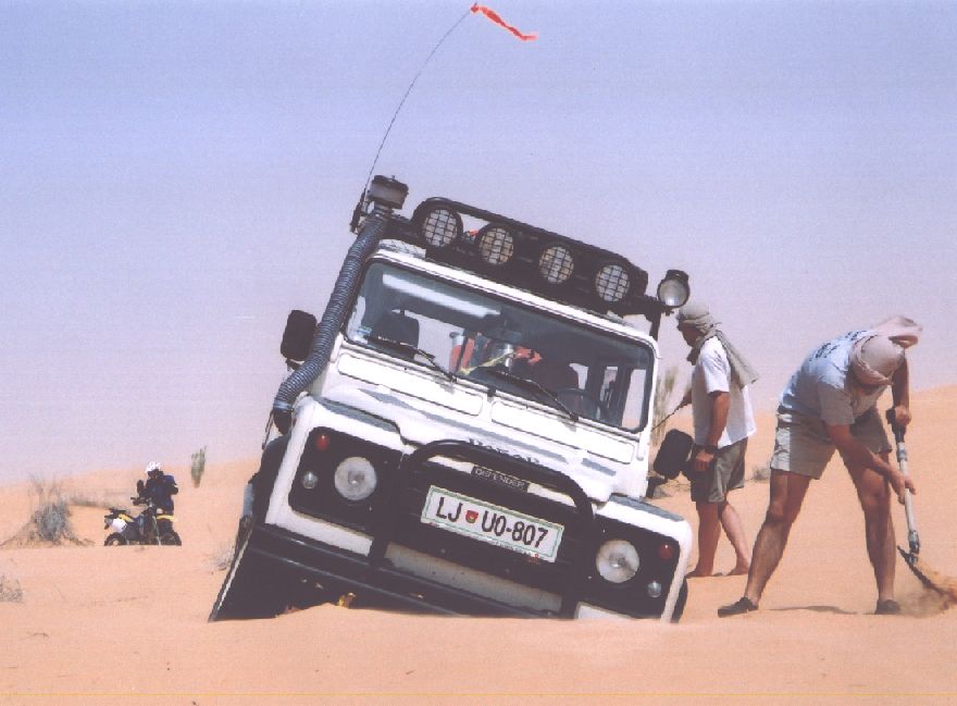 Defender v pesku